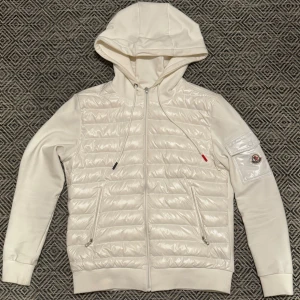 Moncler Cardigan  - Vit Moncler cardigan i storlek M, Den är i mycket bra skick. 