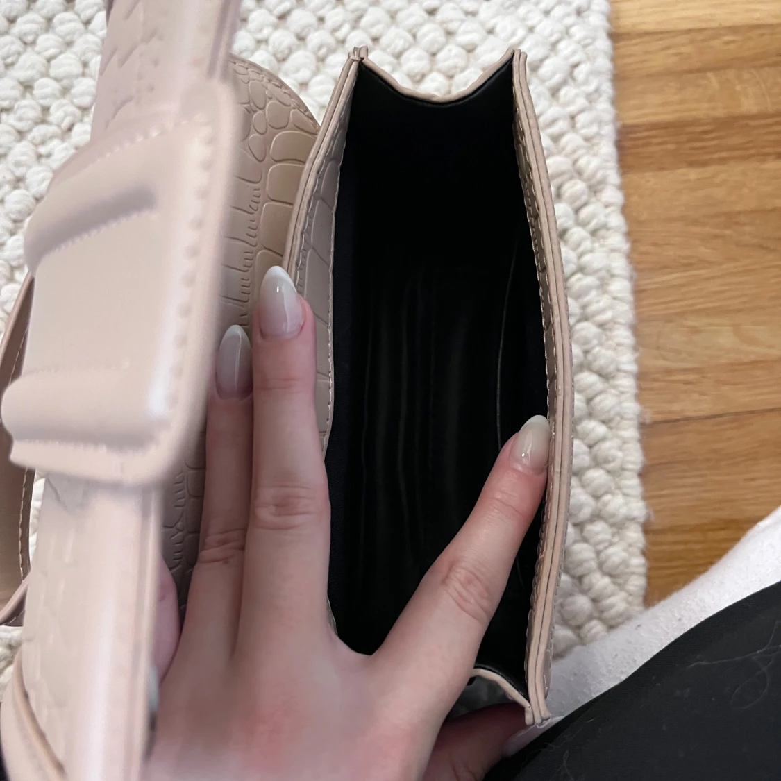 Beige axelväska med krokodilmönster - 90