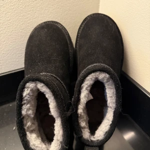 Svarta boots med foder - Säljer ett par svarta vattentäta boots i mycket bra skick. De är fodrade med mjukt material för extra värme och har en robust sula för bra grepp. Perfekta för kalla vinterdagar! 🖤