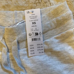 Gina Tricot Slim Low Waist sweatpants - Säljer ett par helt oanvända mjukisbyxor i low waist från gina tricot. Nypris är 360kr. Storlek Xs. 