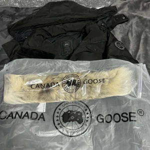 Canada goose jackor - Passa på köp till vinter alla canada goose jacka färger finns med både röd loga och svart.frågor och köp insta gbg_brands1