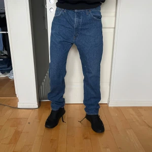 Blå jeans Levi's 505 36-30 - Säljer ett par klassiska blå Levi's jeans i mycket bra skick. De har en straight passform och är perfekta för både vardag och fest. Jeansens material är slitstarkt och bekvämt, vilket gör dem till ett måste i garderoben. Storleken är herr M.