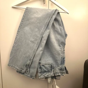 Jeans med slits från zara - Ljusblå straight jeans från zara med slits längst ner. Aldrig använda därav lapparna kvar.💙💙