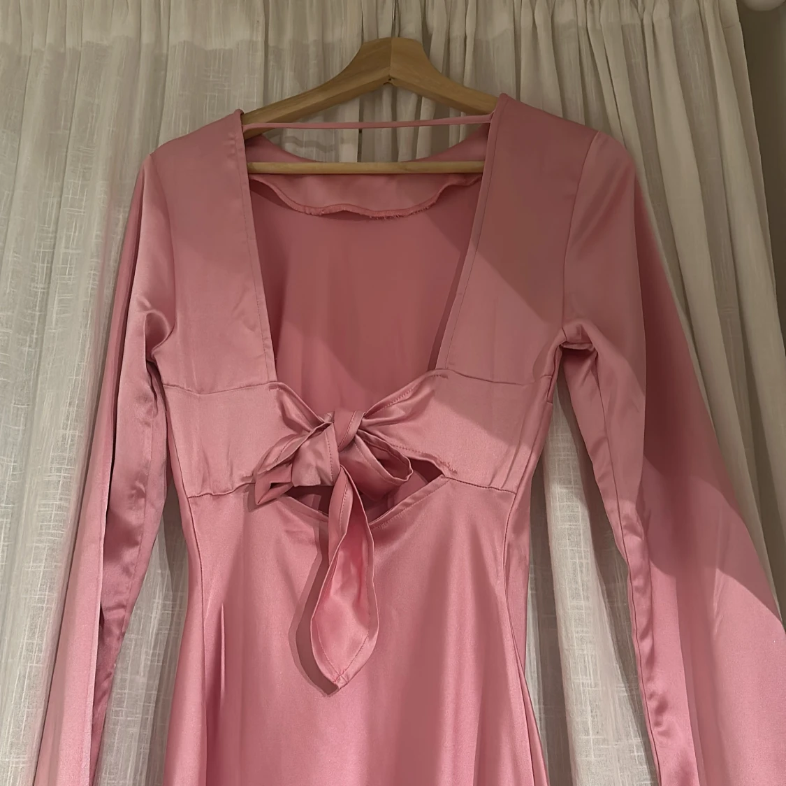 Rosa långärmad klänning med knyt från Gina tricot  - 90