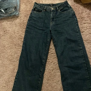 Vida Mörkblå jeans - Fina mörkblå jeans med raka/ vida ben. Dem är lite långa på mig som är 157, därför har jag inte använt dem så mycket. Max 3-4 gånger så dem är väldigt bra sick. Köpt för 549 tror jag. Skriv om ni har några frågor eller vill ha fler bilder 