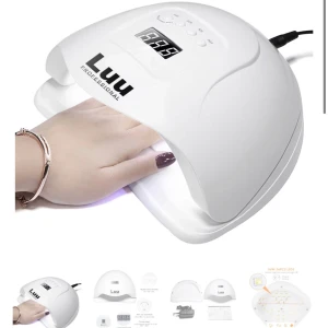 UV LED Nagellampa från Luunails - Säljer en professionell UV LED nagellampa från Luunails. Perfekt för att härda gelnagellack snabbt och effektivt. Den har en digital display och flera tidsinställningar. Lampan är vit och kompakt, vilket gör den lätt att använda hemma eller ta med sig. Ansluts med sladd. Mycket bra skick!