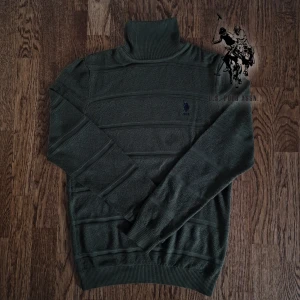 US Polo Olivgrön Turtleneck - Säljer min helt oanvända US Polo Turtleneck i Olivgrön färg. Den har fortfarande prislappen på. Den är I storlek XS men är mycket stretching. Jag har personligen storlek S-M men den passar utmärkt på mig. Säljer den för 349:-