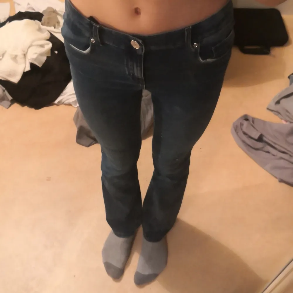 Säljer ett par mörkblå jeans från ONLY i storlek 158. De är i bra skick och har en bootcut stil. Perfekta för både vardag och fest!  Är lite mera åt det hög midjade hållet 💕. Jeans & Byxor.