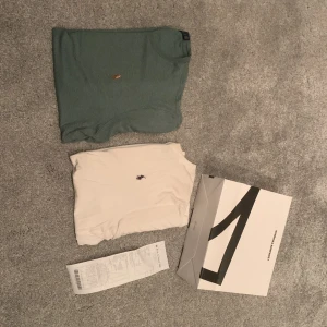 2 st polo Ralph lauren T shirts - Hej säljer 2 jätte fina Ralph lauren T-Shirts. Den gröna är nästan helt ny och den vita är köpt på NK i sommras. Den gröna är i storlek L Den sitter perfekt på mig som är 175 och 60 Kg den vita är i storleken 14-16 skulle säga 165-175 den sitter också helt perfekt hör av er vid minsta lilla fråga MVH Ville 