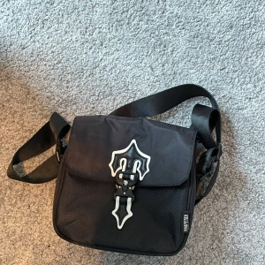 Trapstar messager bag - Kan frakta eller mötas upp i Västerås 