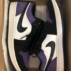 Air Jordan 1 Low - Säljer ett par snygga Nike Air Jordans 1. Använda ett fåtal gånger men inga större defekter samt det är tvättade och impregnerade. Storlek US 9.5. Referenspris på StockX i skrivande stund är 596$