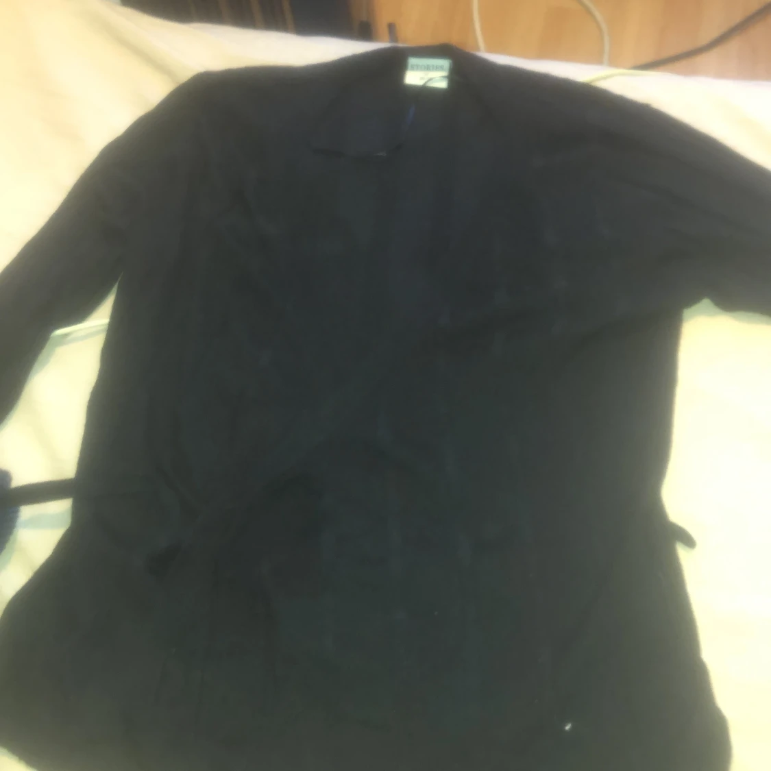 Svart stickad  tröja i stl 134. En vit toppa  i stl s en start kofta som man Jana Knyta åt sidan . En maibu tröja i storlek  S och är overzized  - 91