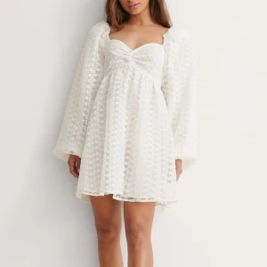 Vit klänning - studentklänning - Säljer en superfin vit klänning från NA-KD i storlek 34. Använd en gång på  min studentmottagning. 