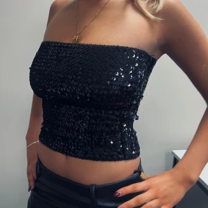 Svart tubtopp - Snygg svart glittrig tubtopp. Perfekt till party!🥳😍🤩