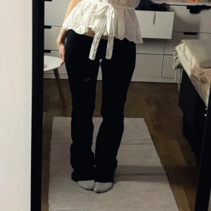 lågmidjade jeans - jätte snygga lågmidjade jeans, köpa på plick. I bra skick inga defekter utöver att dem är lite slitna där bak längst ner!! Skriv vid frågor