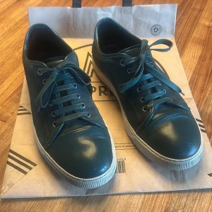 Gräna Lanvins str 42 - Säljer dessa snygga Lanvins som jag nu inte använder så mycket längre, Dom är fortfarande fräscha och riktigt snygga! Gjorda i Mocka, nypris≈4500 mitt pris 1999:-