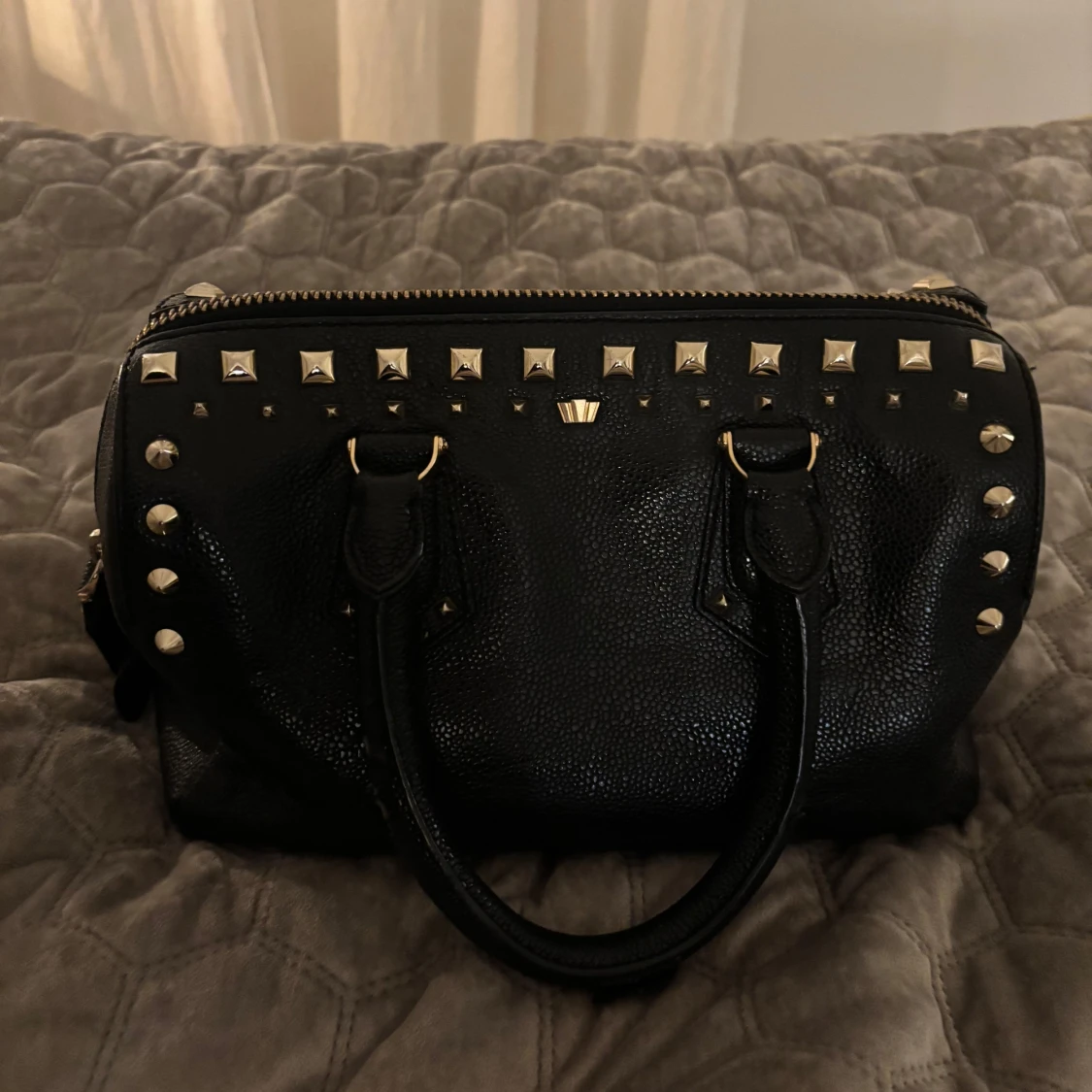 Svart handväska med nitar - 91