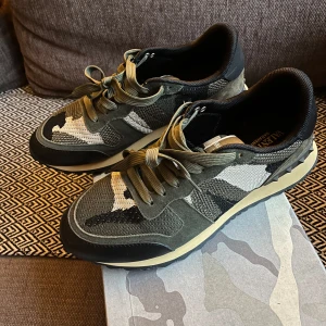 Valentino Rockrunner sneakers i camouflage - Säljer ett par snygga Valentino Rockrunner sneakers i camouflage. Perfekt sko året runt. Skorna är knappt använda. Storlek 44. Det som syns på bilden är det som följer med👟🙏 mvh Lucas