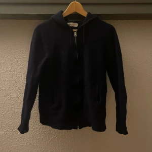 Sayless Kashmir hoodie  - Säljer nu denna feta kashmire hoodie! Den är i storleken m men skulle säga att den passar s / xs eftersom den krympte lite i tvätten. Om ni har mer frågor så skriv! Pris kan diskuteras vid snabb affär