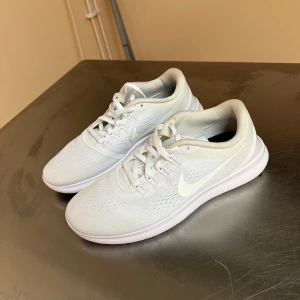 Nike sneakers - I väldigt bra skick! Storleken är 40.5 men passar 39-39,5 skulle jag säga (jag har 40 så dom är lite för små och därför jag säljer annars jättefina och SKÖNA)✨Köpta för 1599kr