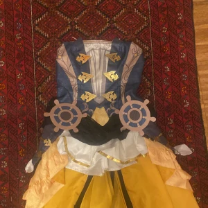 Navia cosplay från Genshin Impact - Den är väldigt bekväm och fin att ha på. Jag har haft på den runt 2 gånger för jag gillade inte hur den såg ut på mig. Säljer ej hennes strumpor och peruk för de gick sönder och är fula. Köpte för runt 800kr