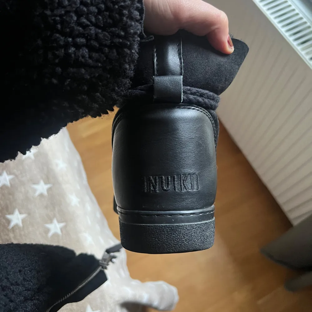 Säljer ett par svarta vinterboots från Inuikii i mycket bra skick. Strl 39 och passar mig perfekt som vanligtvis har strl 39. . Skor.