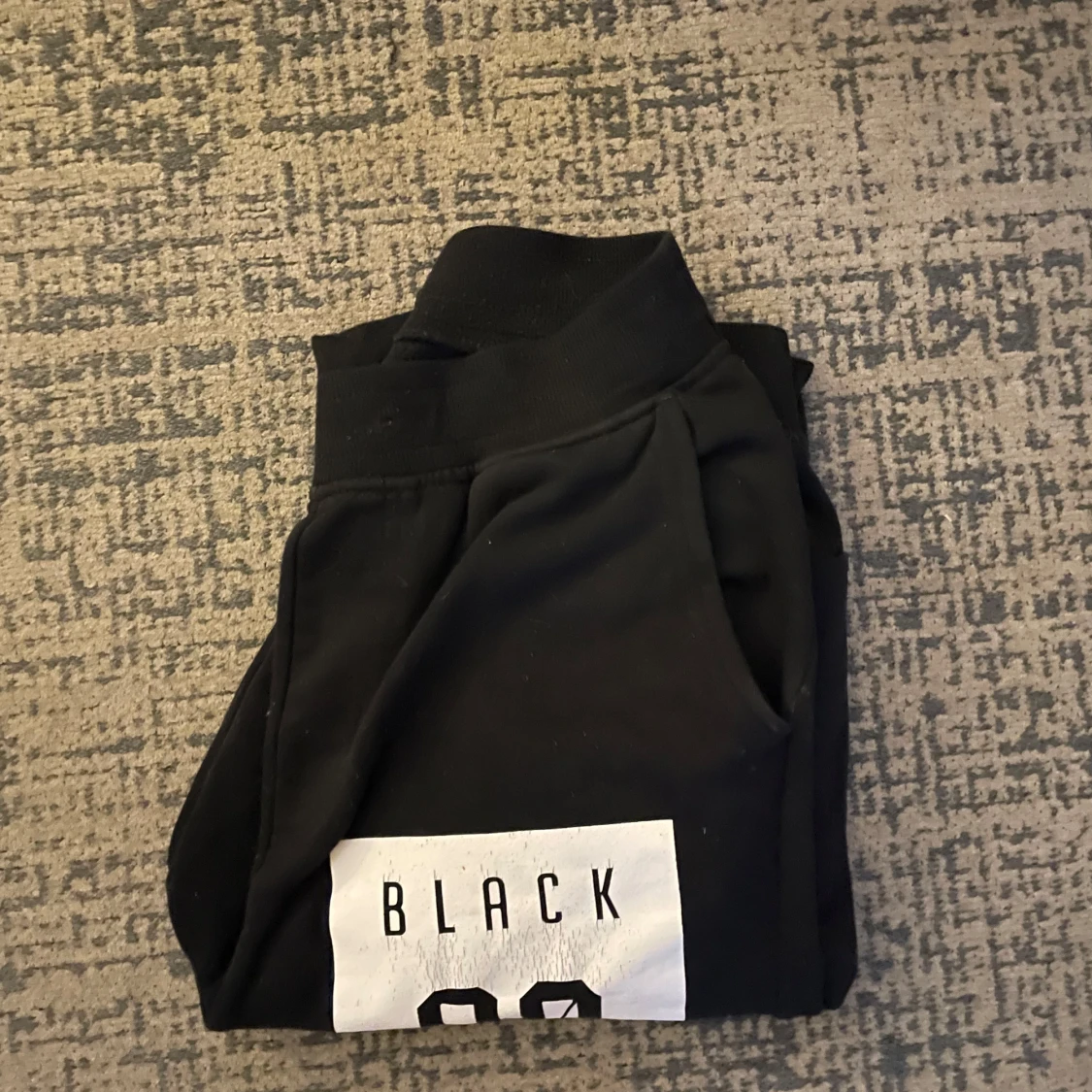 Svarta mjukisbyxor med tryck - 90