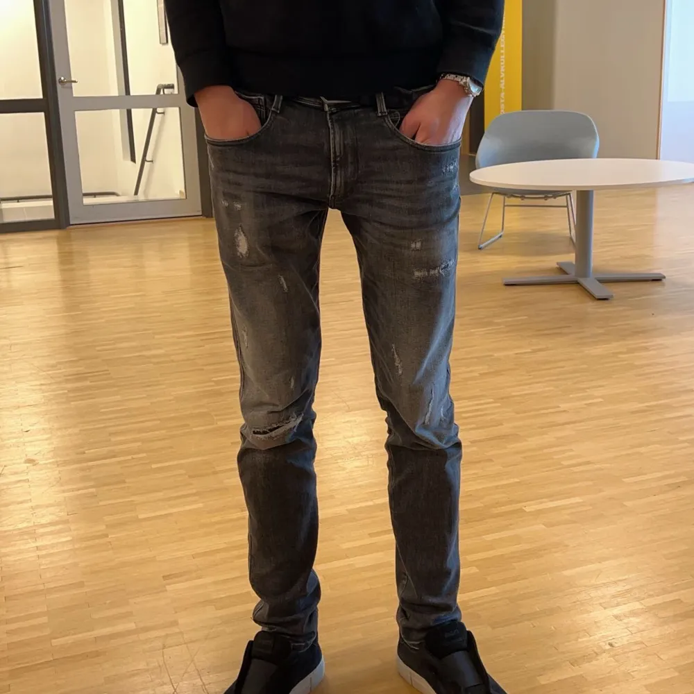 Säljer nu mina replay jeans i jätte fint skick. De har as feta slitningar, och är i storlek 30/34. Bara att skriva om det är något!😄 . Jeans & Byxor.