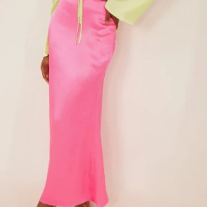 Rosa satinkjol - Aldrig använd! Satinkjol med dragkedja i midjan