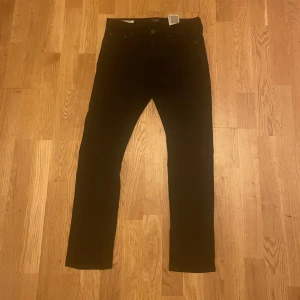 Svarta Slim Fit Glenn jeans - Säljer ett par svarta Slim Fit Glenn jeans i mycket bra skick. De har en snygg slim passform. Passar perfekt för höst och vinter. Sköna och stilrena!