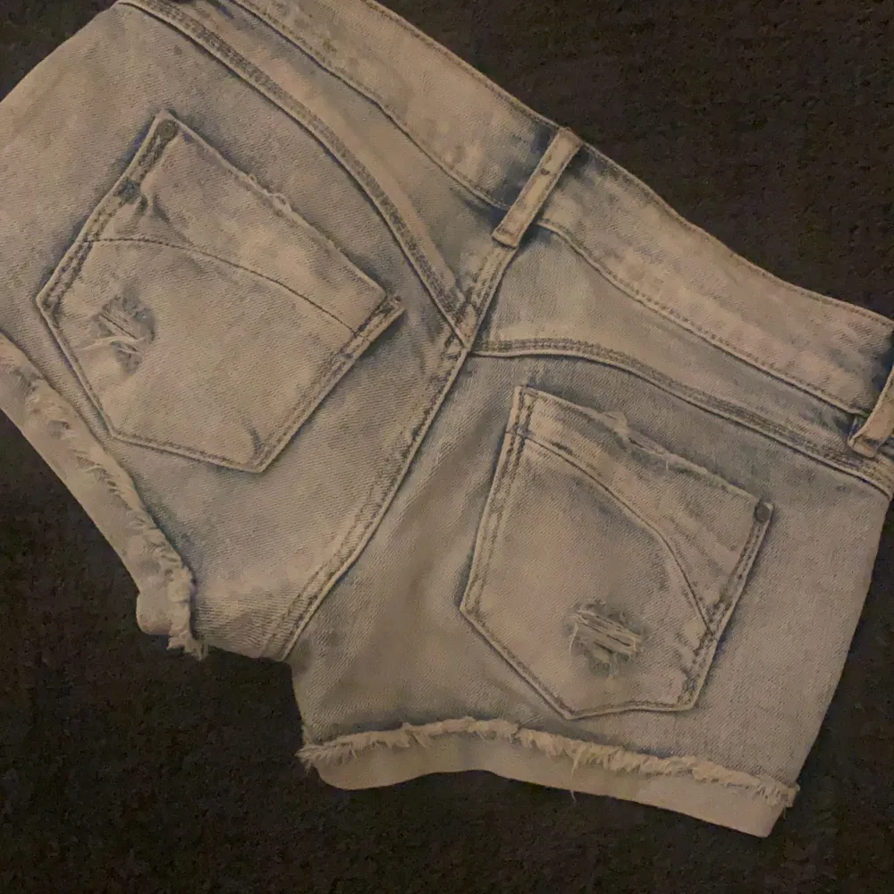 Intresskoll på dessa snygga jeans shorts. Skriv privat så kan vi prata om pris❣️. Shorts.