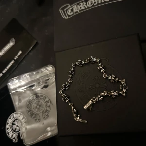 Silver armband 925 Chrome Hearts - Snyggt silverarmband från Chrome Hearts med unika korsdetaljer. Perfekt för att ge din outfit en edgy touch. Armbandet är helt nytt. Gjorde av silver 925 . Med små svarta detaljer. Passar både till vardags och fest! Skriv vid frågor och funderingar ;D 😎