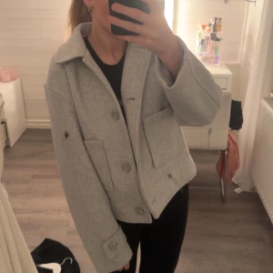Grå kappa - Säljer en stilren grå kappa i mycket bra skick. Den kommer från lager 157 i storlek xs