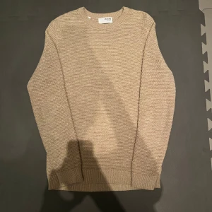 Stickad tröja  - Säljer en snygg popcorn stickad tröja från Selected homme. Endast använd ett fåtal gånger 