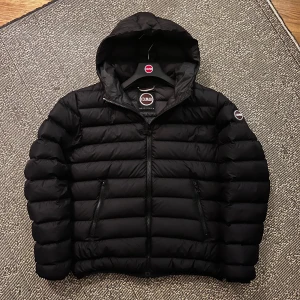 Svart dunjacka från Colmar - Säljer en snygg svart dunjacka från Colmar i storlek 50.  Nästan helt ny, köpt på boozt.com för 5500kr. Modellen på bilden är 185 cm, vid minsta fundering är det bara att höra av dig ! 