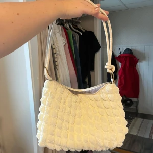 Vit bubbelväska - Vit bubblig handväska i fint skick, använd 1gång men har inte kommit till användning 