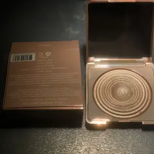 Snygg guld highlighter med en skimrande finish. Kommer i en elegant förpackning med spegel. Perfekt för att ge ansiktet en strålande glöd.