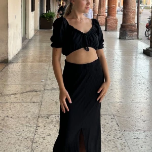 Svart topp - 💕 Svart vero moda topp med puffiga ärmar. Strl S, men ganska rymlig/stretchig så skulle säga att den även passar M / L.  💕Inga tydliga defekter men man ser att den är använd. 