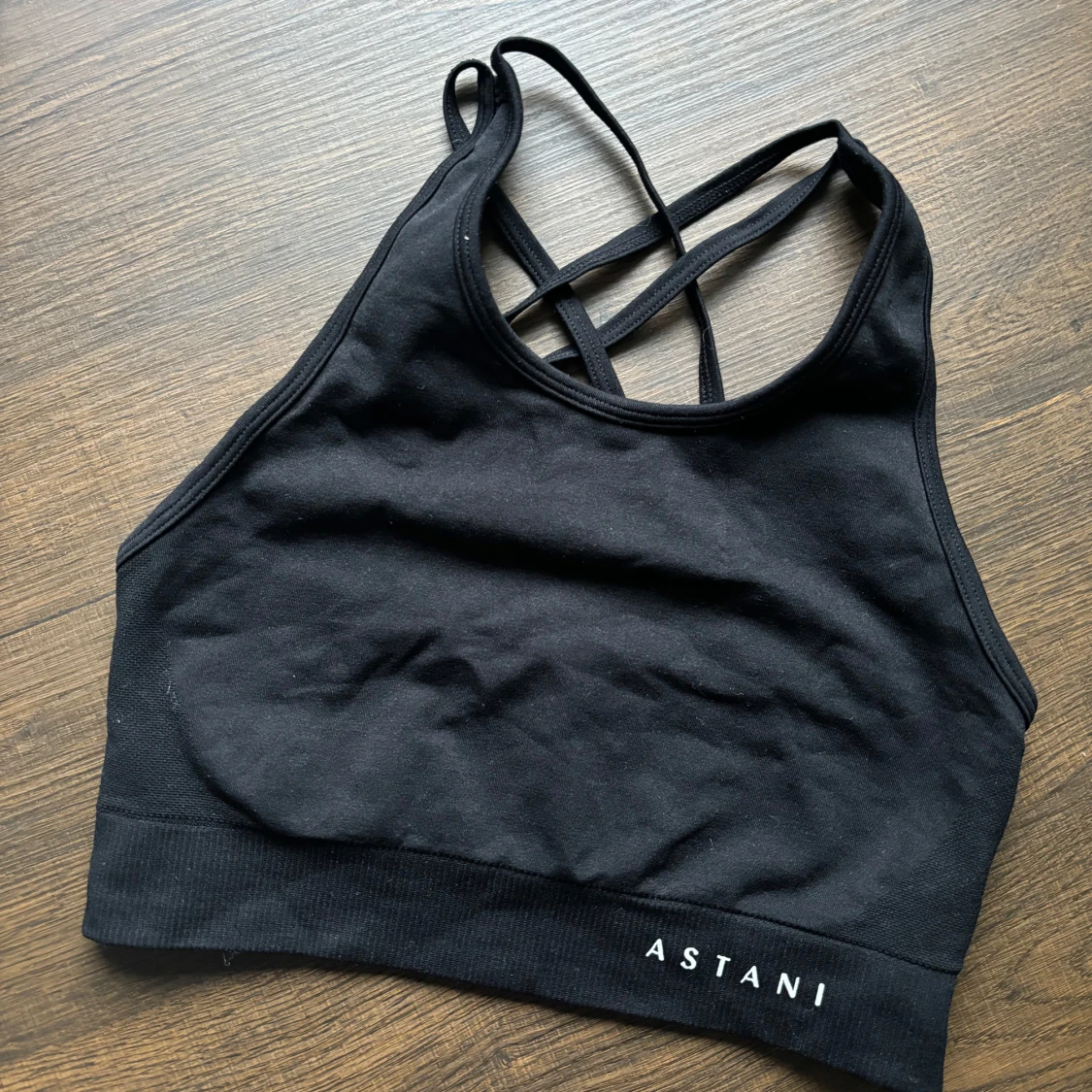 Svart sporttopp från Astani