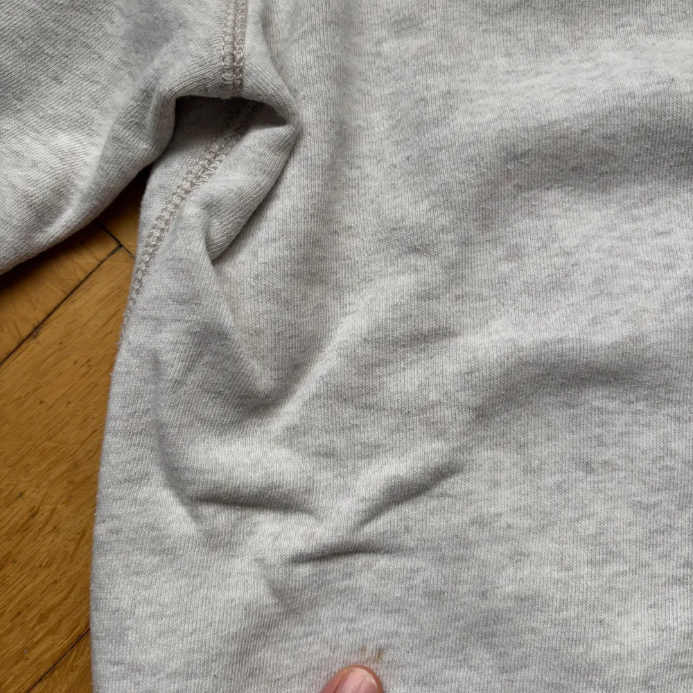 Säljer en klassisk grå sweatshirt från Polo Ralph Lauren i storlek L/G (14-16). Tröjan har en broderad röd logga på bröstet och är i mycket bra skick.. Hoodies.