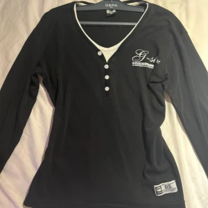 Svart långärmad tröja från G-Star RAW - Säljer en svart långärmad tröja från G-Star RAW i storlek XL. Tröjan har en snygg v-ringning med knappar och vit kant. Storleken är XL men sitter mer som M