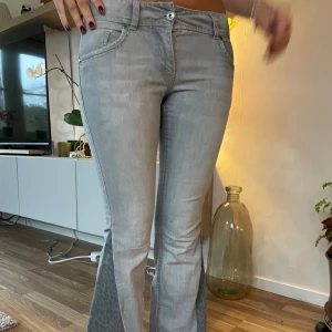 Lågmidjade jeans - Ett par grå bootcut jeans med coola leopardmönster. De är lågmidjade och har en snygg passform som sitter bra. Passar till både vardag och fest! 🐆🩶 Alla mått finns på bild 4. Skriv för frågor.