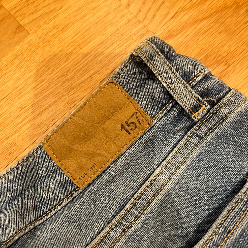 Säljer ett par bootcut jeans i modell ”Low Boot” från Laget157 i storlek XS/Short. De är i nästan nytt skick. . Jeans & Byxor.