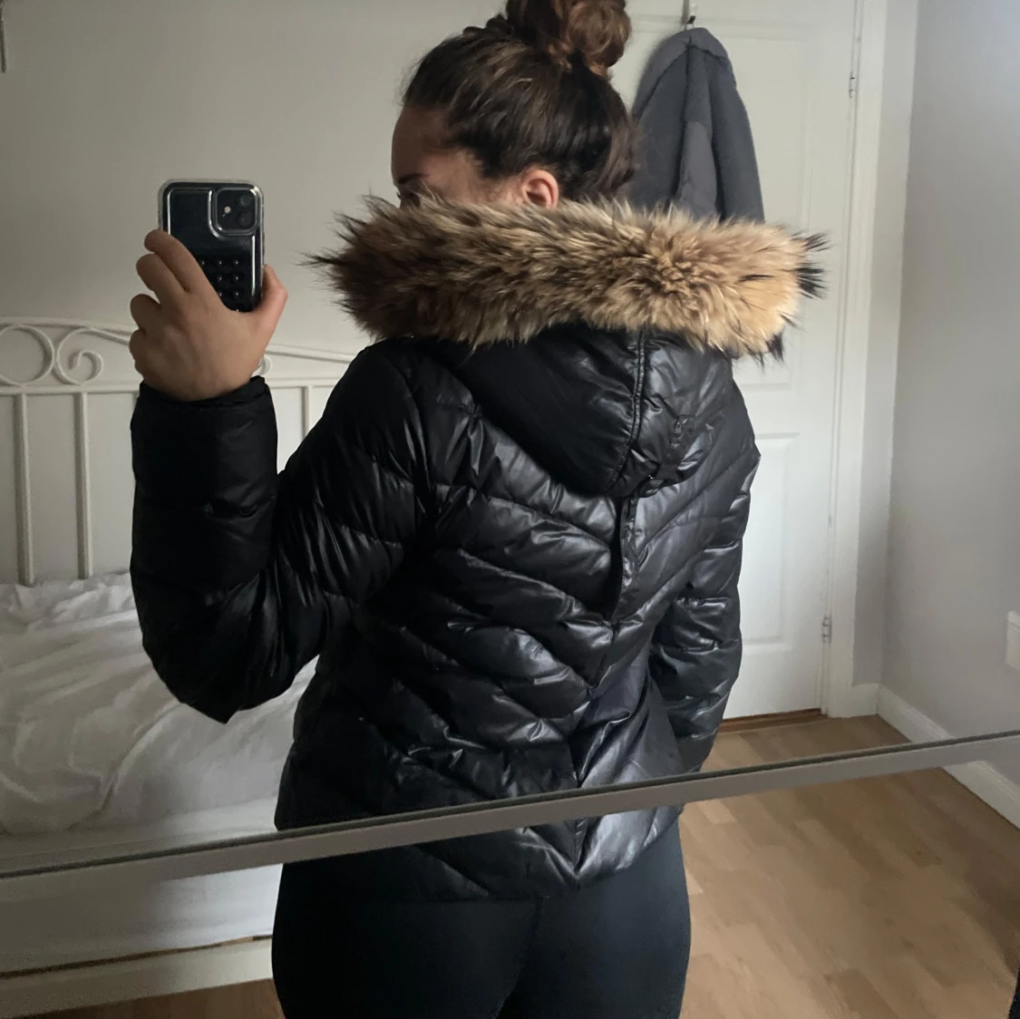Svart dunjacka med päls - 90