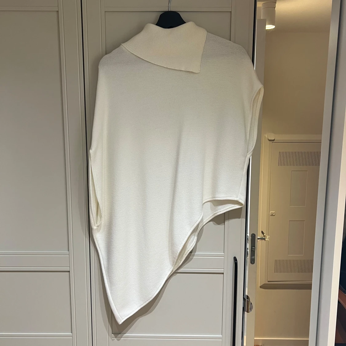 Vit asymmetrisk poncho - 92