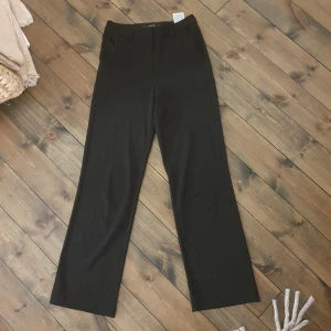 Svarta kostymbyxor från Vero Moda - Snygga svarta byxor från Vero Moda i storlek XS. De har en klassisk straight passform och är midwaist. Knappt använd och säljer pga att dom är för korta. PRIS KAN DISKUTERAS💗💗.