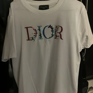 Vit t-shirt  - Kom dm för intresse av köp, dm för mer bilder och övriga frågor pris går att diskuteras.