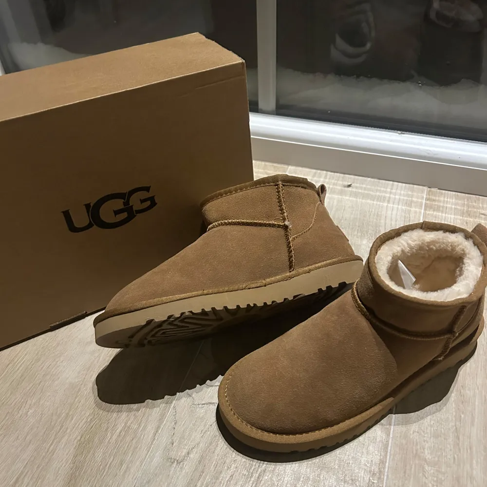 Säljer ett par helt nya uggs då de var för små. Köpte på plick så har inte kvitto på de men finns en QR kod på lappen inuti där du kommer till UGG hemsidan. Jättefina och sköna! De är en storlek 40 men jag skulle säga att de passar 39-40.. Kommer i original kartongen! Bara att skriva vid frågor eller fler bilder🌸. Skor.