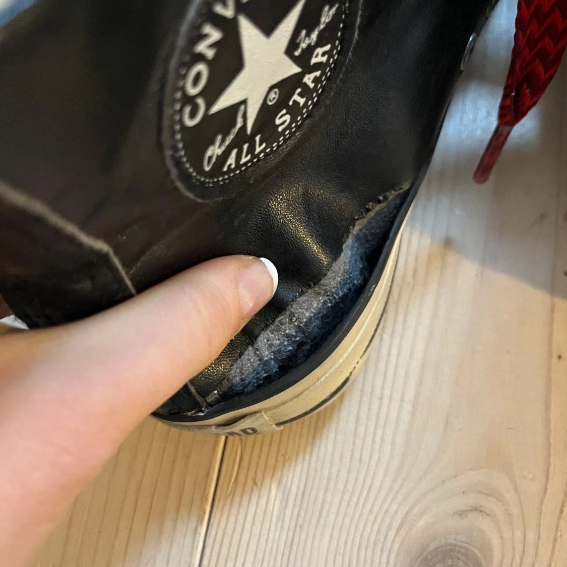 Svarta läderconerse med coola snören - 91