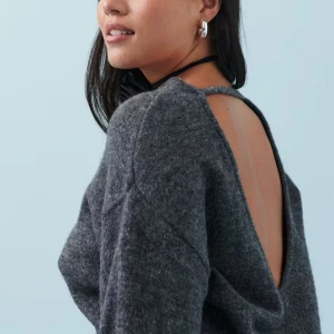 Grå tröja med öppen rygg - Säljer en superfin grå tröja med öppen rygg. Perfekt för både vardag och fest! Den är mjuk och bekväm med långa ärmar. Passar perfekt till höst och vinter. Den är helt ny den är kvar i förpackningen!😊